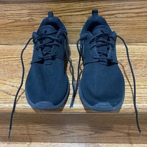 Nike Black Roshe